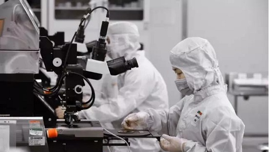 成功研制首款商用100G硅光收发芯片